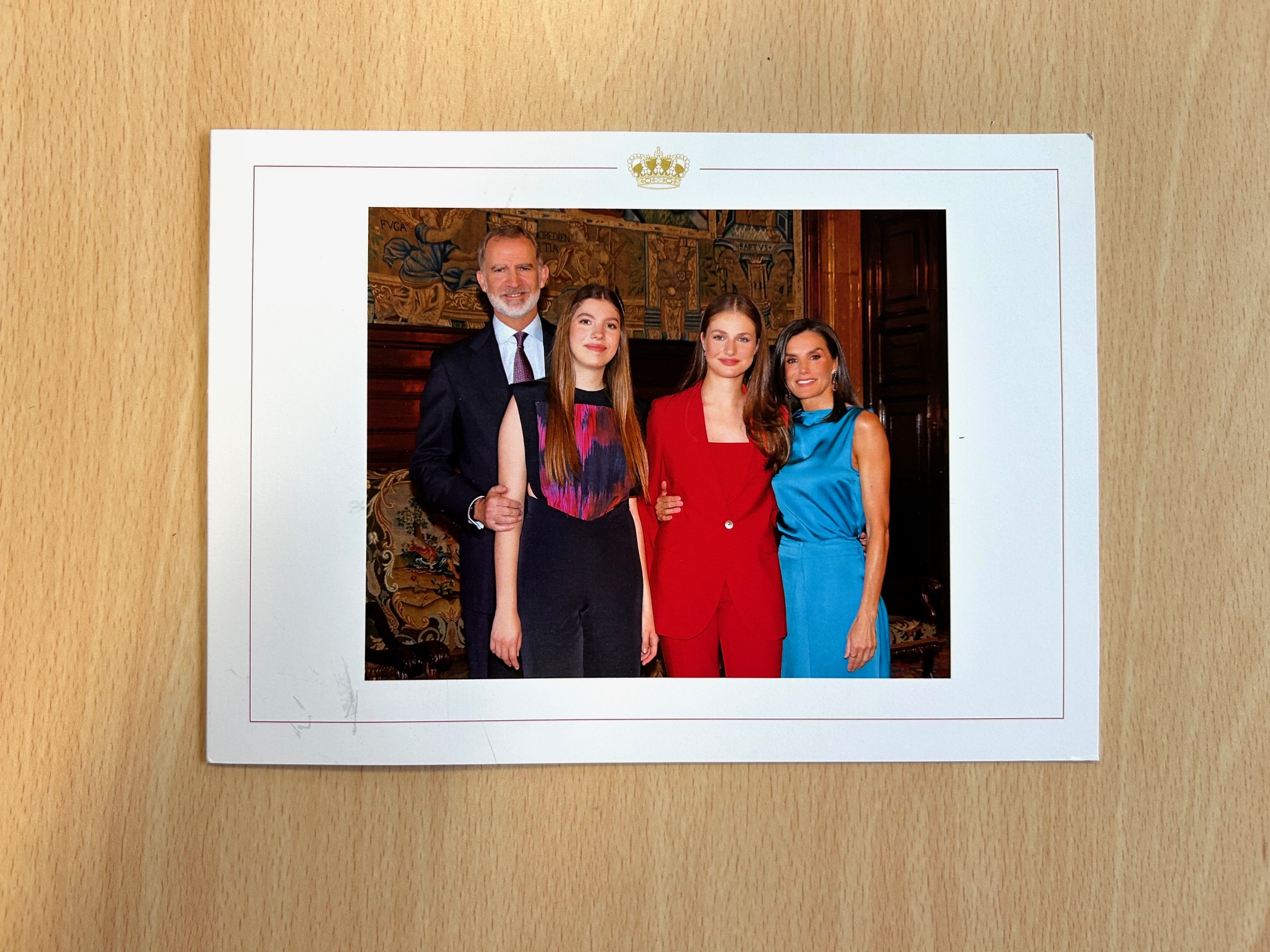   Photos 2  et 3 : Carte de vœux de la famille royale reçue début 2025.