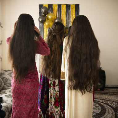 Des jeunes filles à un anniversaire, Kaboul, 2024. Photographie de Kiana Hayeri.